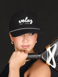 Cargar la imagen en la vista de la galería, Gorra Velaz Padel Edition - Negra/Blanca